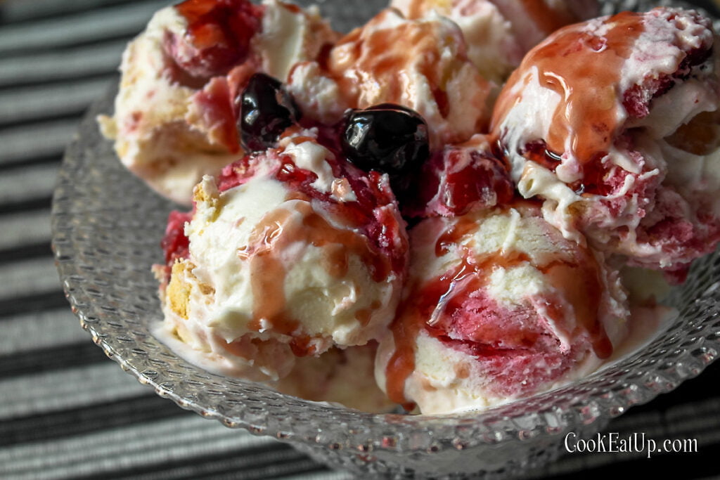 Cheesecake ice cream with cherry sauce Cheesecake ice cream with cherry sauce