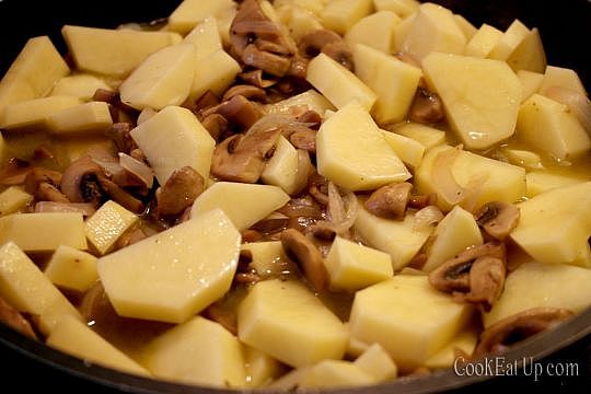 Mushrooms with potatoes in wine